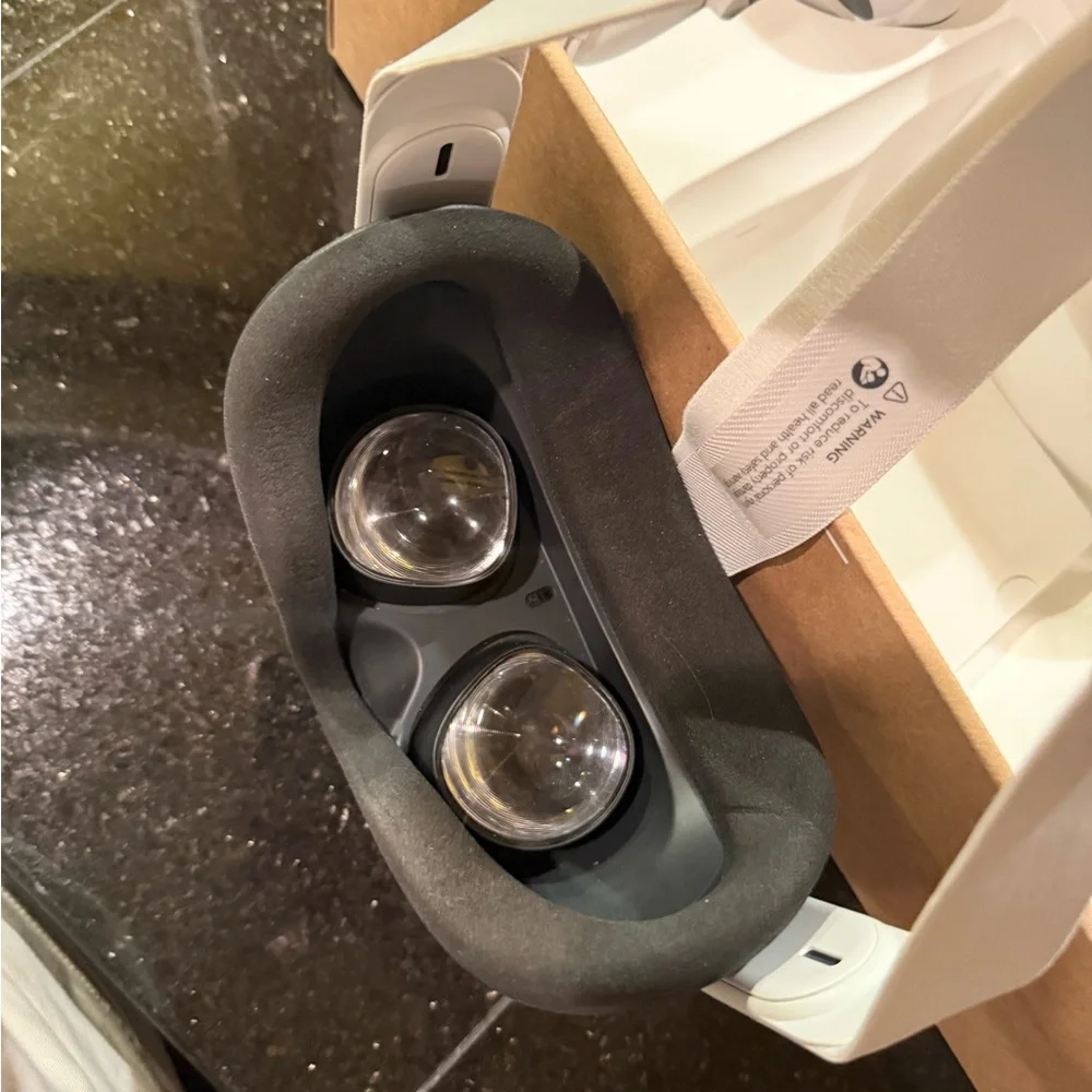 Oculus White VR Headset with Controllers